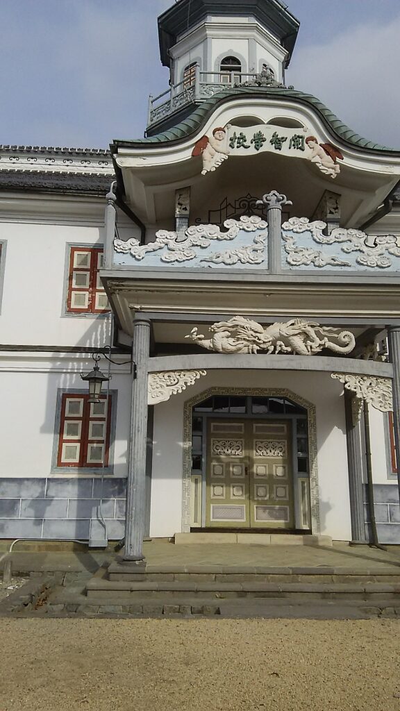 画像に alt 属性が指定されていません。ファイル名: 松本市旧開智学校校舎-576x1024.jpg