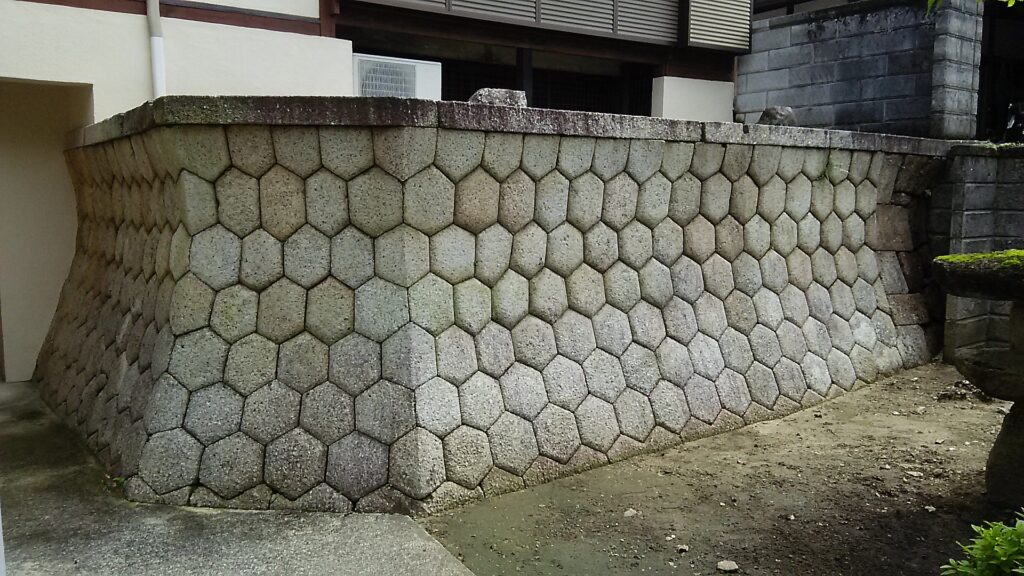 画像に alt 属性が指定されていません。ファイル名: 馬籠脇本陣玄武石垣-1024x576.jpg